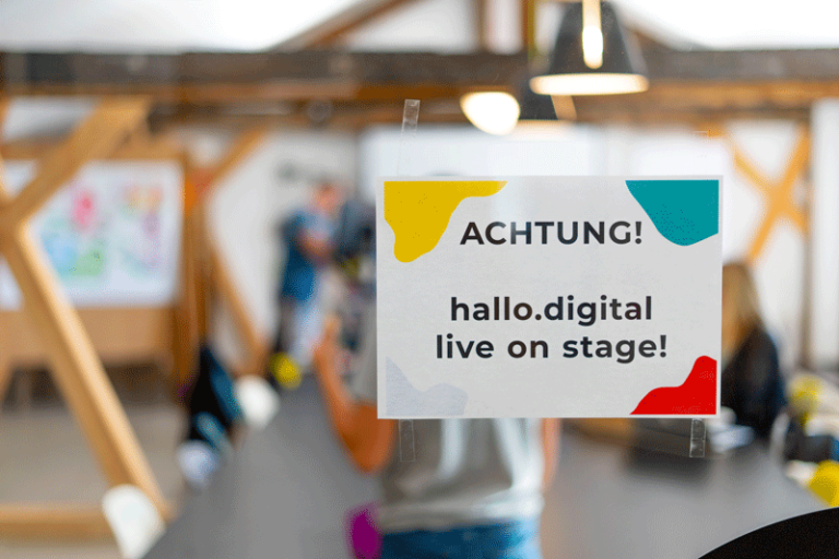 Hinweisschild "Achtung, hallo.digital 2020 live on stage!"