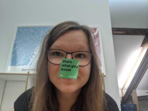 Selfie von Sarah Stock mit Sticker auf der Nase auf dem "Share what you know" steht