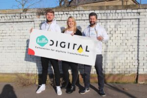 Julius Tratz, Julia Bentz und Timo Krause präsentieren die hallo.digital