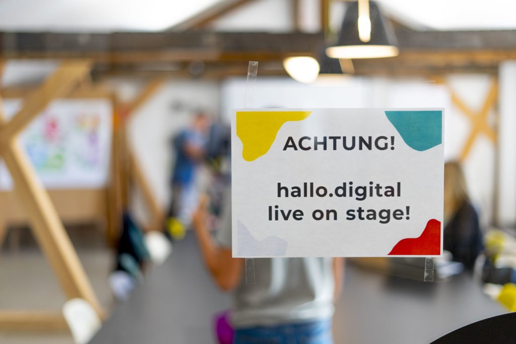 Achtung hallo.digital 2020 live on stage